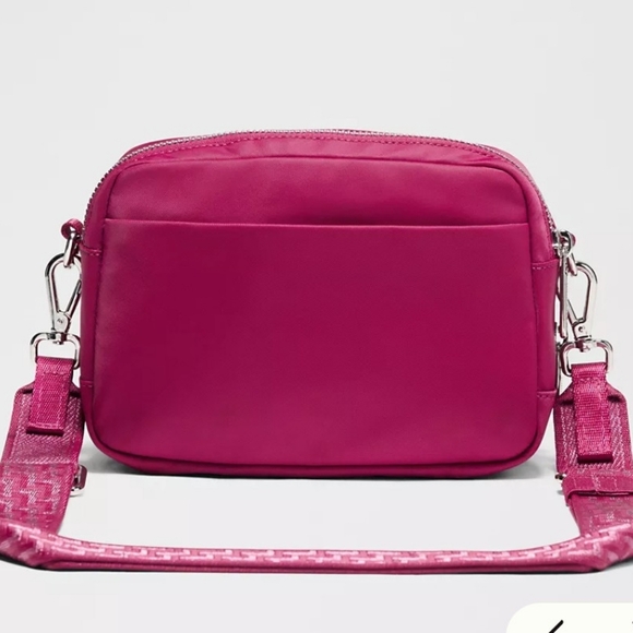 NWT LululemonEverywhere Crossbody Bag 2L Monogram Metallic (Silver) Berry Rumble - Picture 3 of 9
